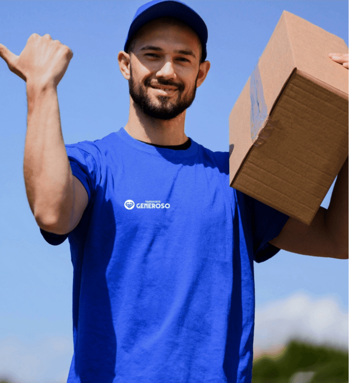 Homem segurando caixas