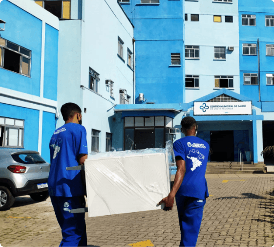 Pessoa guardando doações em um caminhão